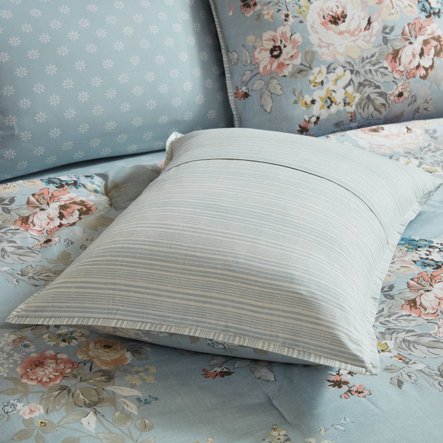 Vintage-Floral inspired Comforter Set, Soft Blue